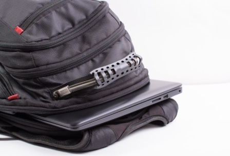 mochilas hechas con materiales resistentes y cremalleras suaves
